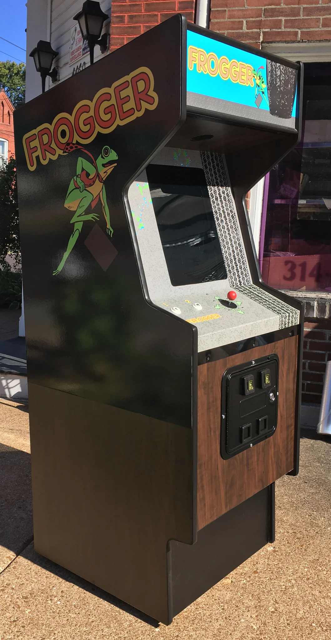 FROGGER ARCADE WITH LOTS OF NEW PARTS-SHARP-HEAVY DUTY, COIN OPERATED, COMMERCIAL GRADE WITH FREE PLAY OPTION - Image 2